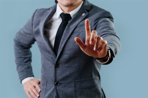 Foto: Person mit ausgestrecktem Finger und Krawatte